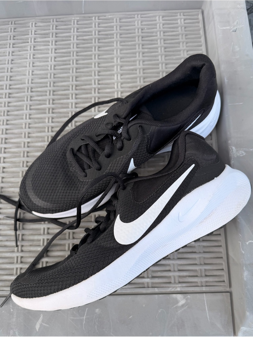 Men’s Nike Black & White Low-Profile Running Sneakers